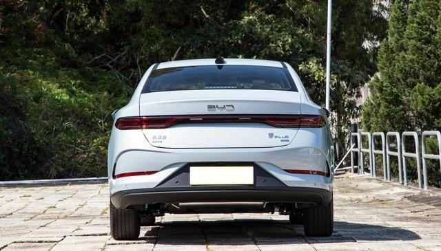 从11.38万降至6.98万，油耗1.11升，满油电续航2055km，又是爆款