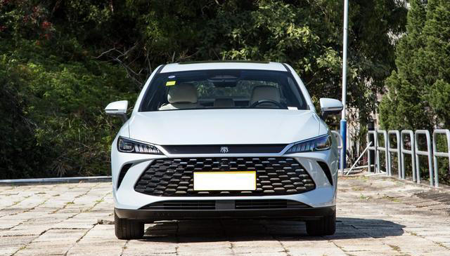 从11.38万降至6.98万，油耗1.11升，满油电续航2055km，又是爆款