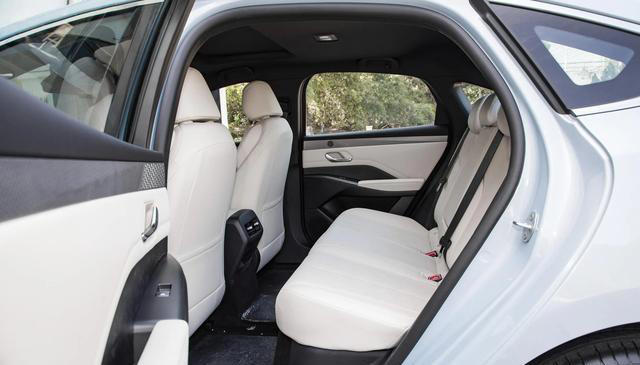 从11.38万降至6.98万，油耗1.11升，满油电续航2055km，又是爆款