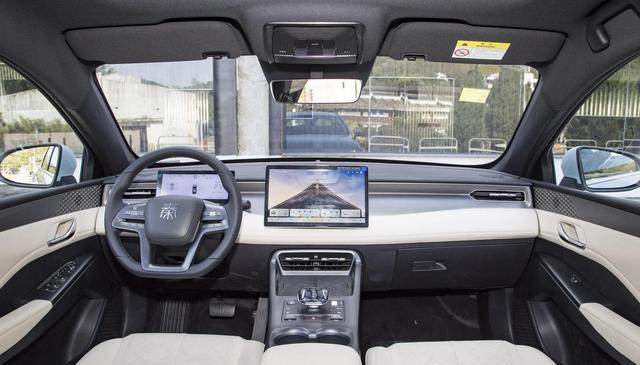 从11.38万降至6.98万，油耗1.11升，满油电续航2055km，又是爆款