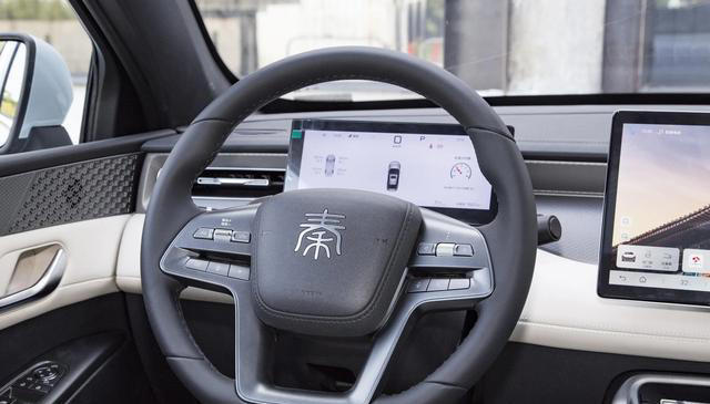 从11.38万降至6.98万，油耗1.11升，满油电续航2055km，又是爆款