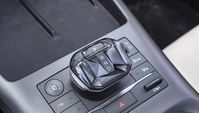 从11.38万降至6.98万，油耗1.11升，满油电续航2055km，又是爆款