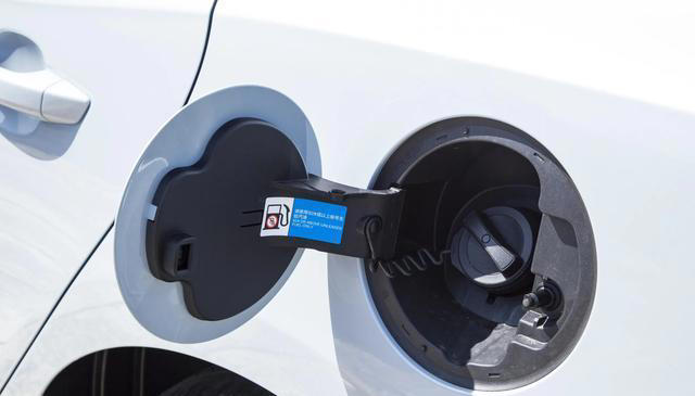 从11.38万降至6.98万，油耗1.11升，满油电续航2055km，又是爆款