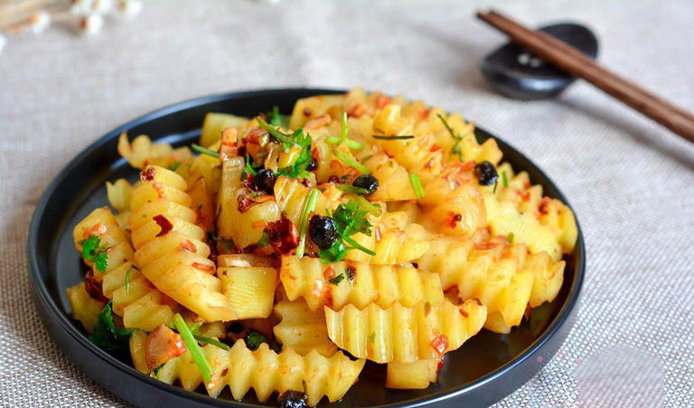 这菜含钾量是香蕉的2倍，三伏天多吃，有劲有精神，4种做法不重样