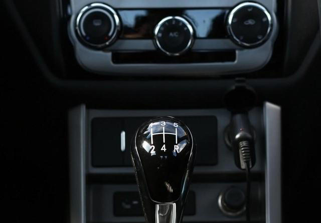 自动挡热车，挂P挡还是N挡？别等到拉缸才后悔！有车没车多看看