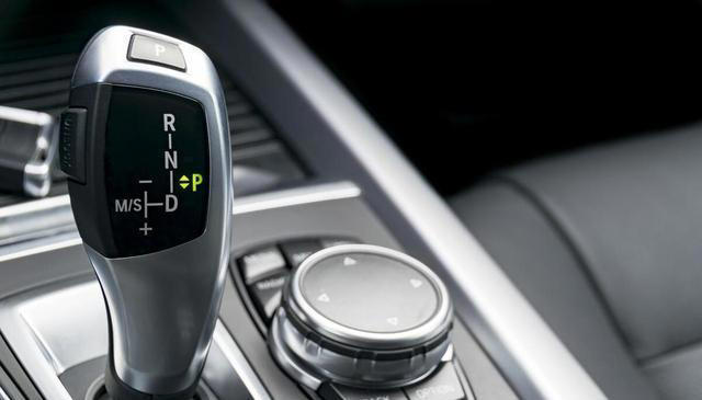 自动挡热车，挂P挡还是N挡？别等到拉缸才后悔！有车没车多看看