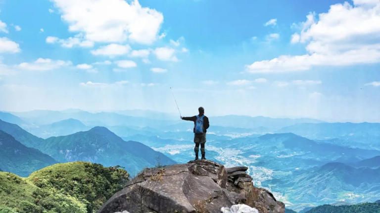 平常舍不得吃舍不得穿的人，抠抠搜搜一辈子，也没保住一个好身体；吃吃喝喝，从来不亏待自己的人，享受了一辈子生活