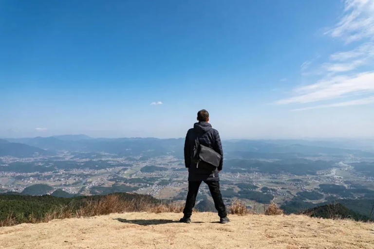 整理自己，就是一场反躬自省的过程。 心理学大师荣格说： “向外张望的人在做梦，向内审视的人才是清醒的。”  在这个纷杂繁华的时代，如果一味地关注外在世界，只会让自己在无尽的喧嚣中，身心疲累，精神匮乏。 唯有懂得时刻向内审视自己，拥有清醒的