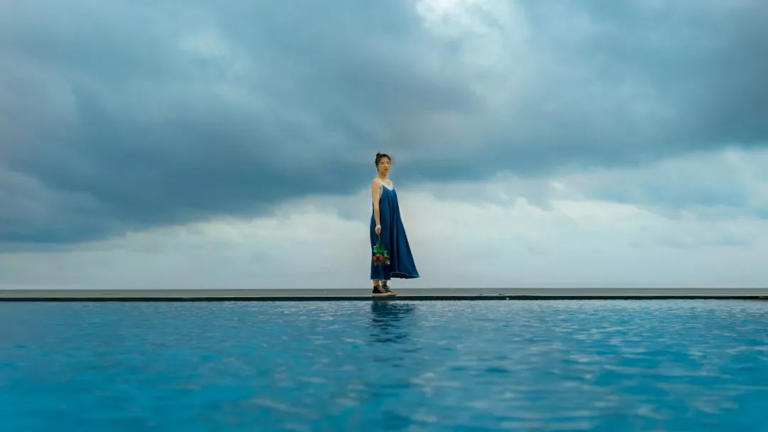 作家黄启团在《改变人生的谈话》中说：  “会说话的人能让别人从框架中走出来，而不会说话的人往往会给别人套上框架。”  心有善念的人，从不用恶语去定义别人。  一个人用什么样的态度说话，往往代表了他就是那样的人。  会说话是能力，晓进退是本