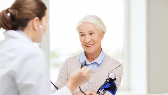 高血压朋友，谨记早起四不宜，平时五不吃，血压稳定更健康！