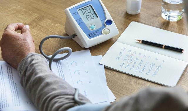 你知道老人血压多少正常呢？注意这个数值，超过65岁的更要注意！