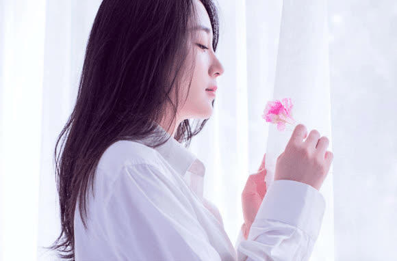 真正有魅力的女人，往往凭借独特的气质，和内在修养来打动人心