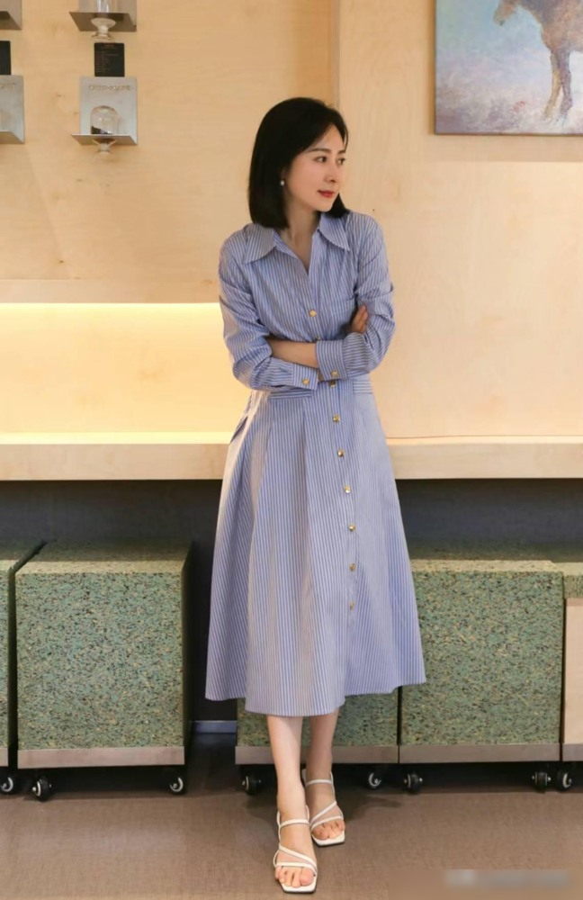 中年女性如何展现优雅：素颜与简约穿搭，她们的美丽源自灵魂深处