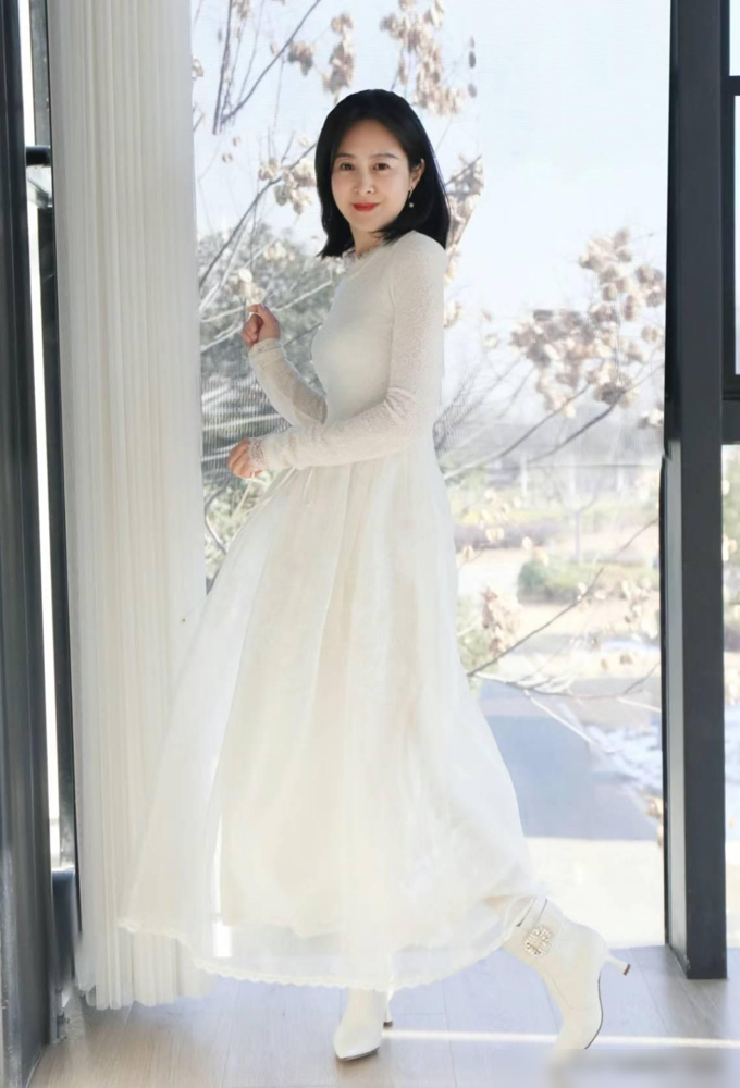 中年女性如何展现优雅：素颜与简约穿搭，她们的美丽源自灵魂深处