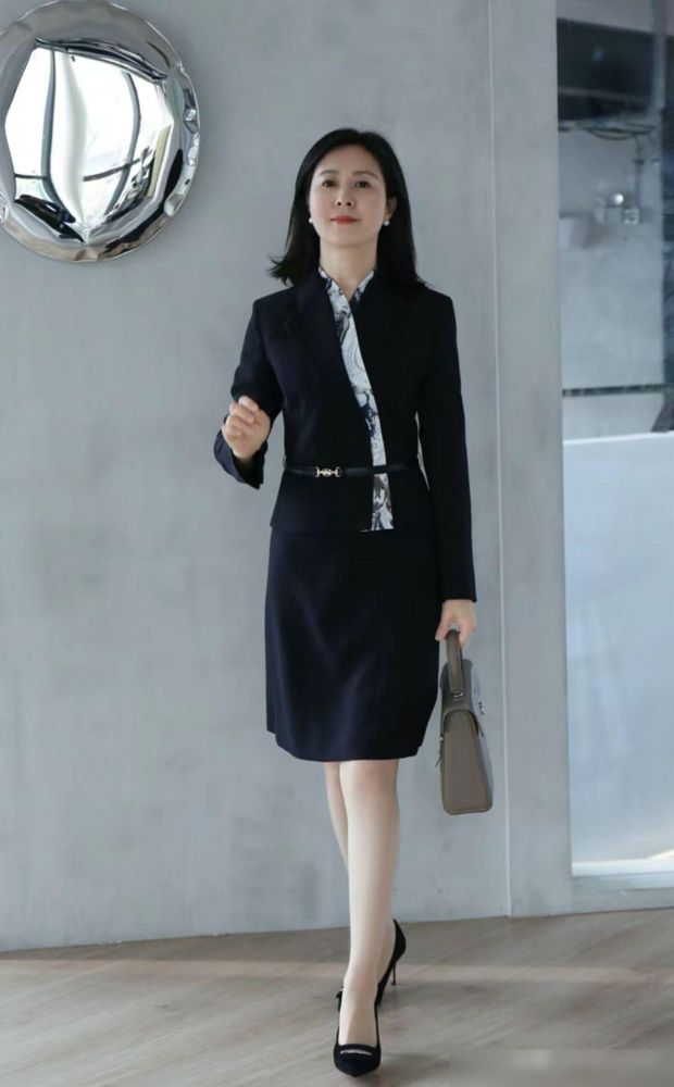 中年女性如何展现优雅：素颜与简约穿搭，她们的美丽源自灵魂深处