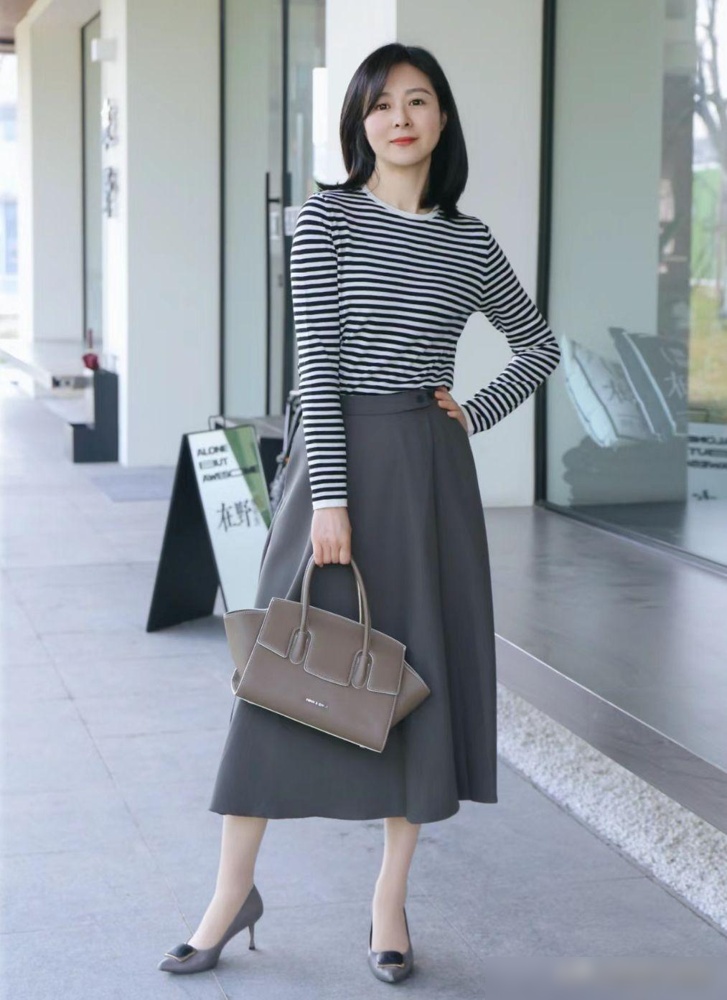 中年女性如何展现优雅：素颜与简约穿搭，她们的美丽源自灵魂深处