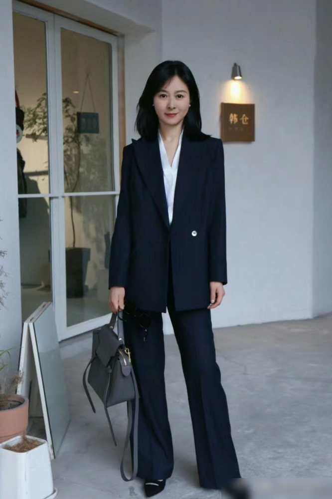 中年女性如何展现优雅：素颜与简约穿搭，她们的美丽源自灵魂深处