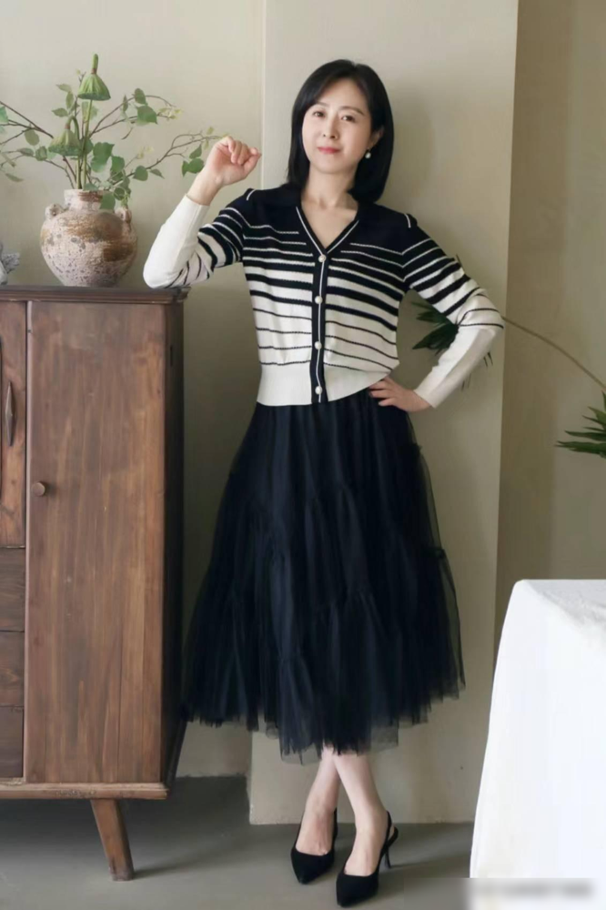 中年女性如何展现优雅：素颜与简约穿搭，她们的美丽源自灵魂深处