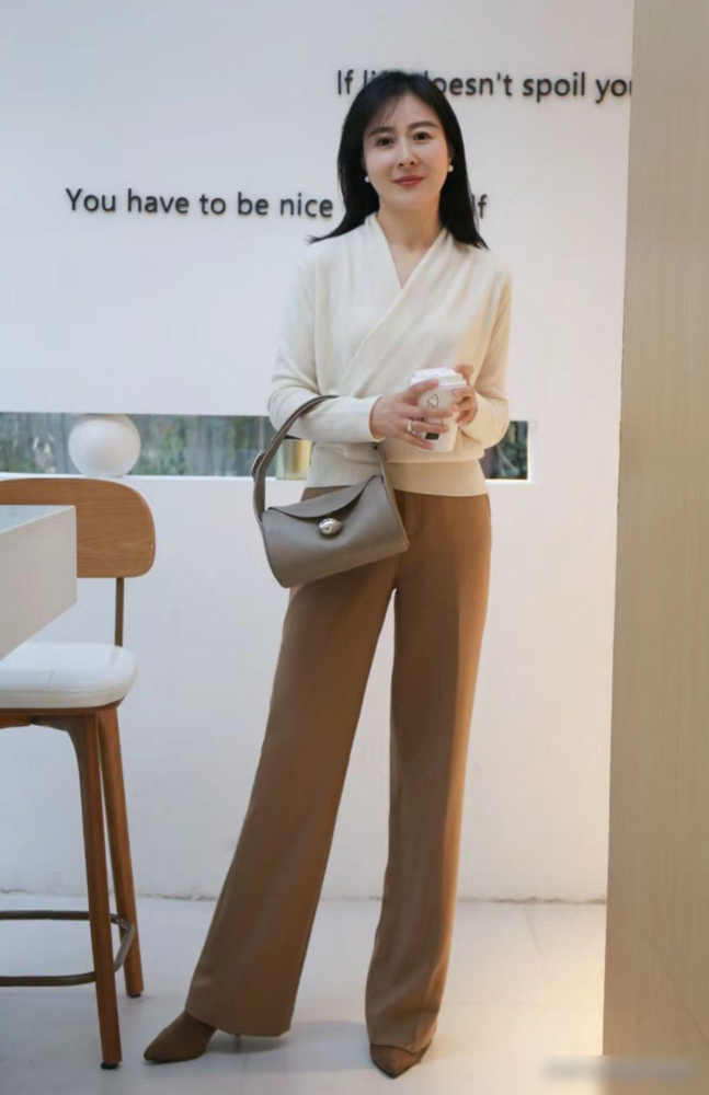 中年女性如何展现优雅：素颜与简约穿搭，她们的美丽源自灵魂深处