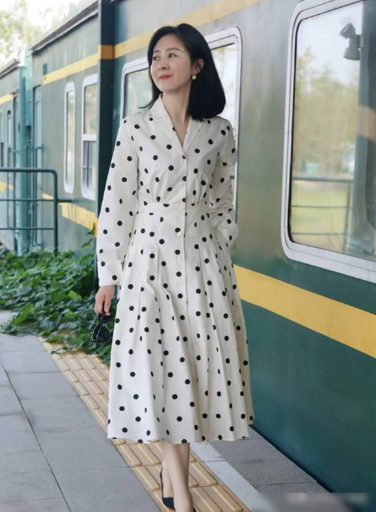 中年女性如何展现优雅：素颜与简约穿搭，她们的美丽源自灵魂深处