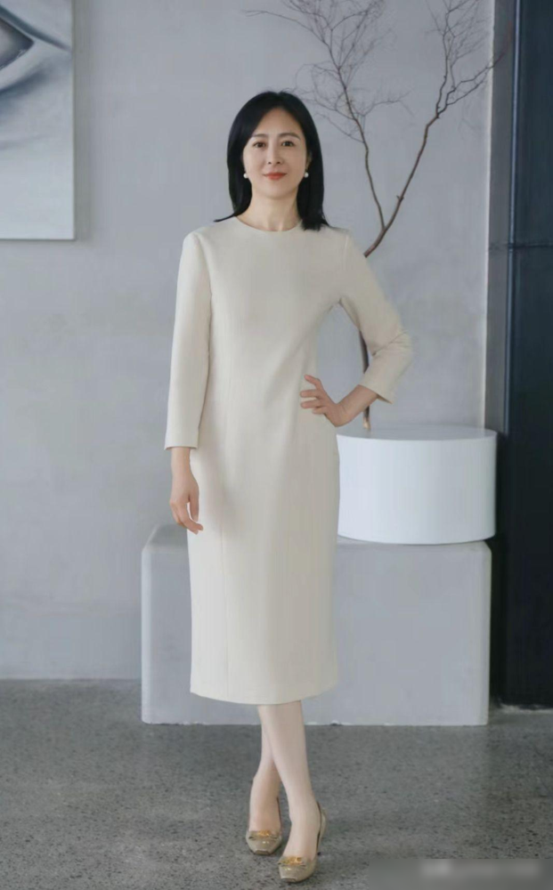 中年女性如何展现优雅：素颜与简约穿搭，她们的美丽源自灵魂深处