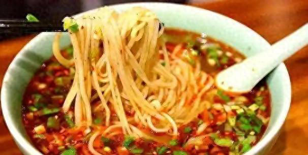 肝不好的人要少吃面条？医生坦言：养护肝脏，建议远离4种食物