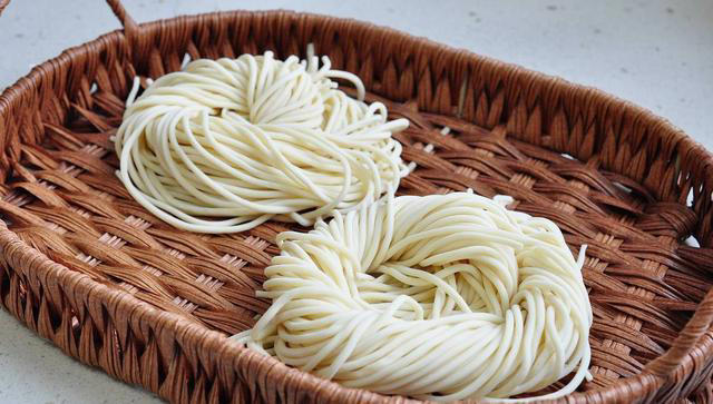 肝不好的人要少吃面条？医生坦言：养护肝脏，建议远离4种食物