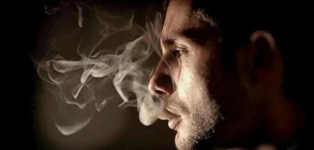 身体一天能承受几根烟？提醒：爱抽烟的人若出现3种迹象，戒了吧
