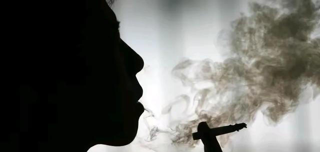 身体一天能承受几根烟？提醒：爱抽烟的人若出现3种迹象，戒了吧