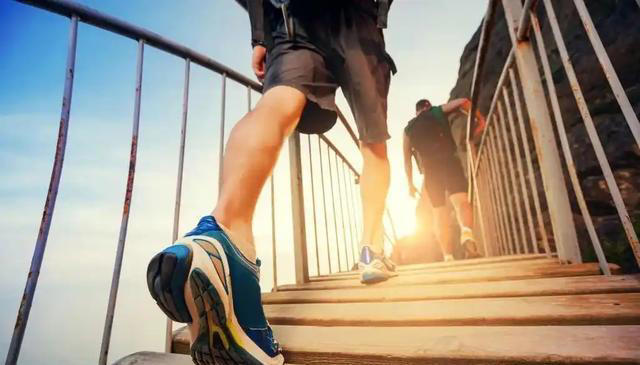 步行有哪些好处？每天走多少步为佳？研究发现，步数和年龄有关？