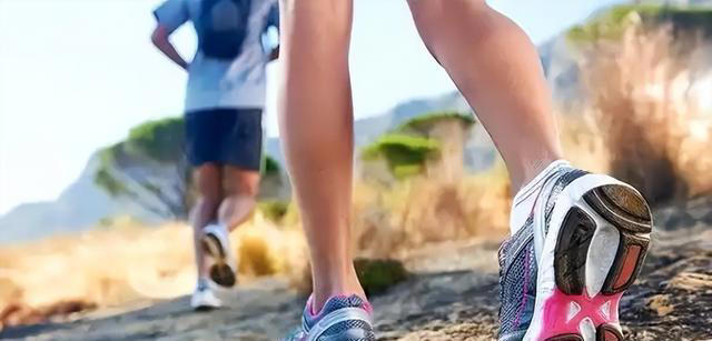 步行有哪些好处？每天走多少步为佳？研究发现，步数和年龄有关？