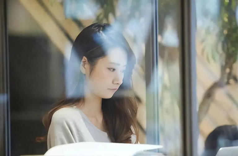 爱情是美好的，但人跟人是不一样的。 对于女人来说，选择一个男人就是选择一种生活，在选择伴侣的时候要慎重。 对于有的男人，即使再爱也要远离，不能因为爱而深陷其中，不然到头来受苦的是自己。 对于这三种男人，感情再深，也要果断远离。  1 不懂