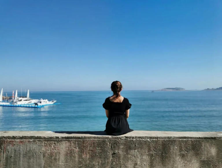 被人误解时，不去费心解释，是内心的强大，也是为人的成熟。 很喜欢一段话：我们曾如此渴望命运的波澜，到最后才发现，人生最曼妙的风景，竟是内心的淡定与从容。人一生中，会经历数不尽的喜怒哀乐，但归根结底都是自己的感受，与他人无关。能做到有苦不说