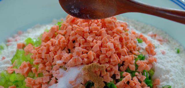 比包子油条还香的葱花饼，教你懒人做法，暄软咸香，营养又好吃