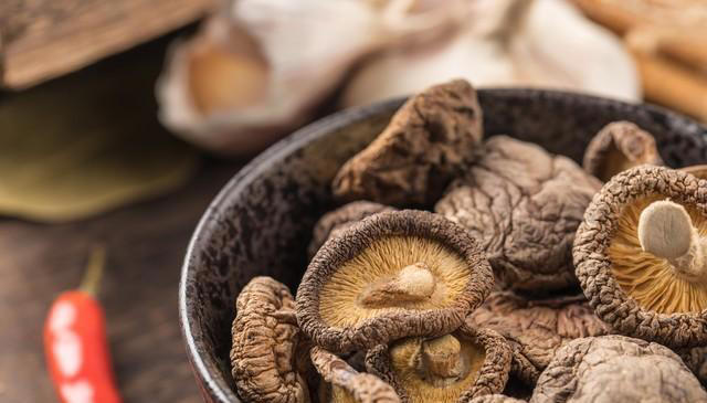 餐桌上的“嘌呤大户”，比红肉、海鲜还要高！这3类食物都得少吃