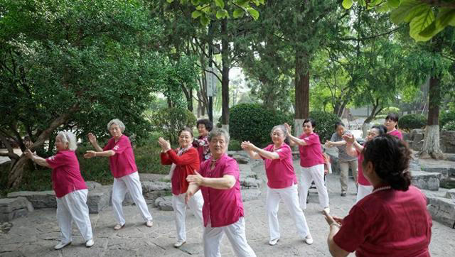 医生建议：年纪大了，9种运动不要轻易尝试，练得越多伤得越重！