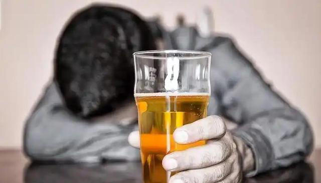 男性喝酒后，若频繁出现4种现象，说明已不适合喝酒，赶紧戒了吧