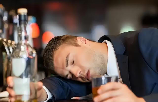 男性喝酒后，若频繁出现4种现象，说明已不适合喝酒，赶紧戒了吧