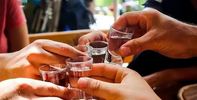 男性喝酒后，若频繁出现4种现象，说明已不适合喝酒，赶紧戒了吧