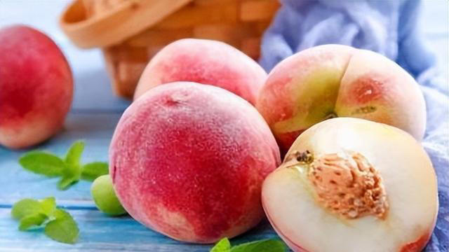 常吃桃，对肝脏是好是坏？医生：夏季，三种水果需少吃，或易伤肝