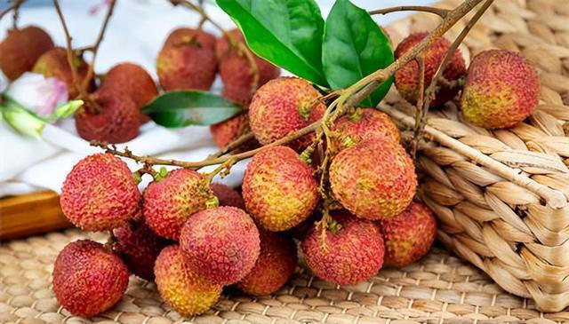 常吃桃，对肝脏是好是坏？医生：夏季，三种水果需少吃，或易伤肝