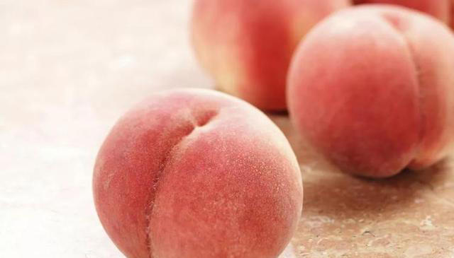 常吃桃，对肝脏是好是坏？医生：夏季，三种水果需少吃，或易伤肝