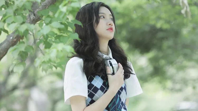 女人到底喜欢什么样的男人？ 其实，女人会不会选择你，跟你的财富无关，而是在于你能否给她爱的感觉。 女人非常感性，只要你让她有了爱的感觉，浸泡在浪漫的情调里，她就会对你动情。 很多男人以为，打动女人的是钱财，其实这种想法不正确，真正让女人