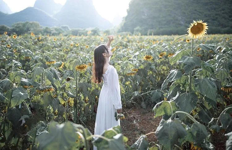 男人暗恋一个女人，会有的几种表现，一眼看破