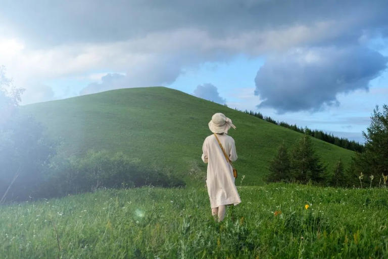 听过一句话：  “命运是一个无常的轮盘，你永远不知道下一轮，它将会将你置身何处，置身何事。”  行走世间，没有谁不希望事事顺遂，处处如意。  然而，人活着不可能一辈子交好运，总会遇到麻烦，遭受坎坷。  只有及时反思言行和选择，不断总