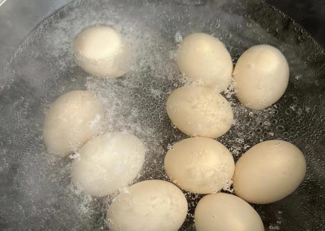 早上吃一个水煮鸡蛋，一段时间会有啥变化？建议：肝不好的来看看