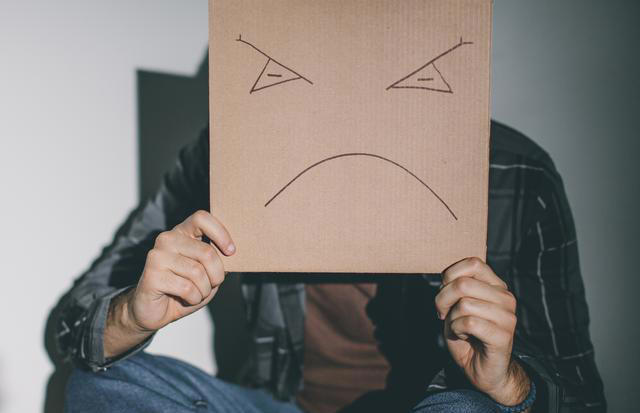 大脑开始萎缩，不是看忘不忘事！医生提醒：若有这2异常或已萎缩