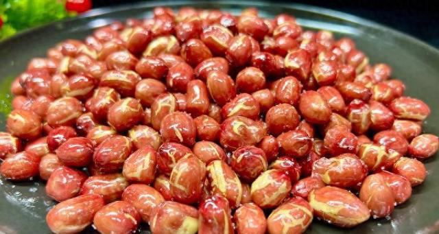 油炸花生米，热油凉油下锅都不对，大厨教你诀窍，香酥可口不易糊