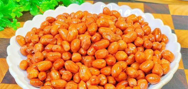 油炸花生米，热油凉油下锅都不对，大厨教你诀窍，香酥可口不易糊