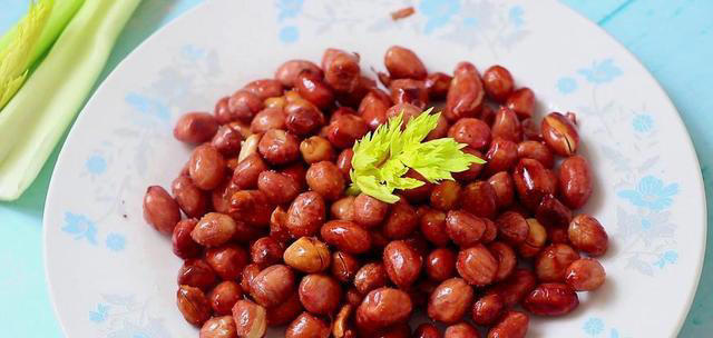 油炸花生米，热油凉油下锅都不对，大厨教你诀窍，香酥可口不易糊